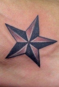脚部灰色五角星纹身图案