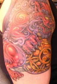 肩部彩色日本神兽纹身图案