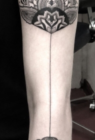 手臂黑色花图腾纹身图案