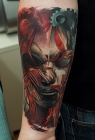 小臂彩色令人毛骨悚然的女人脸纹身图案