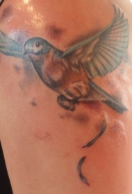 大臂美丽的七彩鸟纹身图案