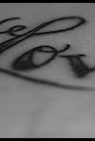 手腕黑色英文爱纹身图案