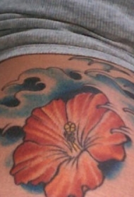 肩部彩色木槿花与波浪纹身图案