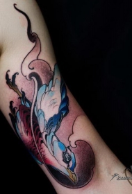 大臂内侧插画风格鹰云朵纹身图案