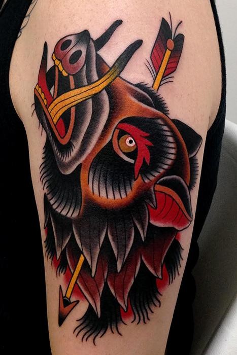 old school大臂彩色野猪与箭头纹身图案