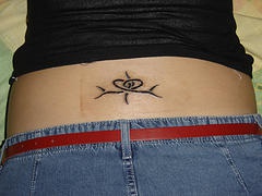 腰部简约的黑色线条纹身图案