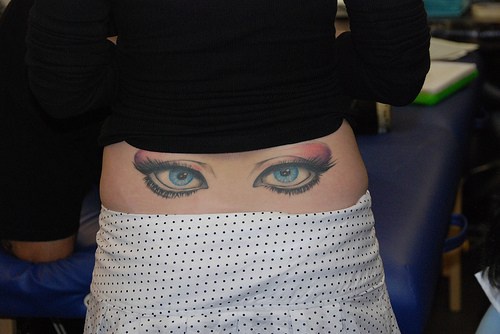 腰部美丽的眼睛彩色纹身图案