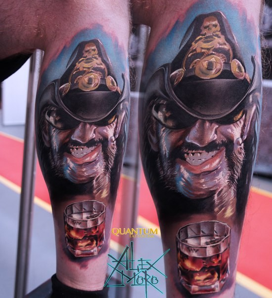 腿部彩色微笑男子肖像纹身图案