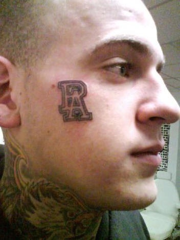 脸部两个英文字母纹身图案