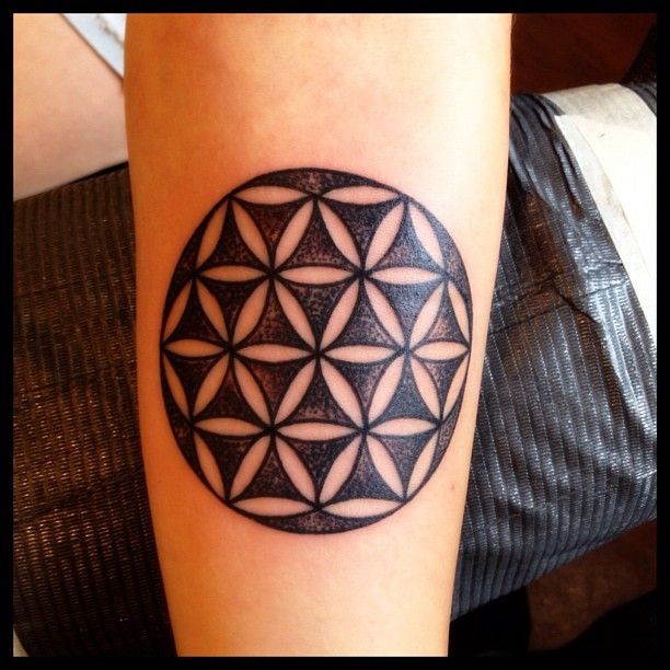 手臂粗糙的黑色花卉纹身图案