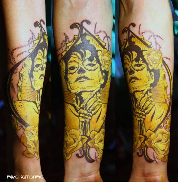 手臂墨西哥传统风格的彩色妇女花纹身