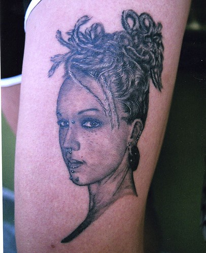 腿部穿孔和分裂漂亮女孩纹身图案