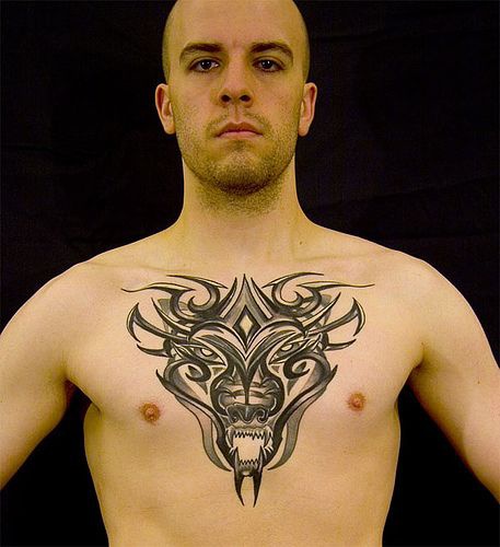 男性胸部狼头图腾纹身图案
