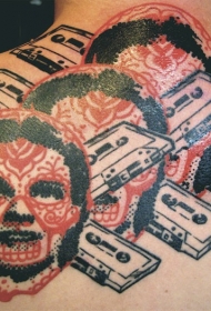 背部黑色和红色的女人和磁带纹身图案