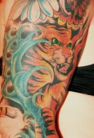 彩色的亚洲虎和花朵手臂纹身图案