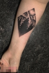 手臂上黑色点刺技巧几何元素山水风景纹身图片