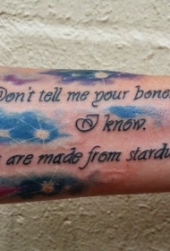 手臂彩色的绚烂星空与字母纹身图案