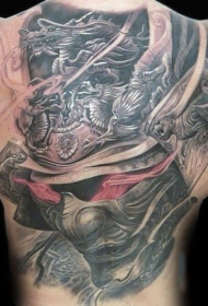 背部惊人的恶魔武士头盔纹身图案