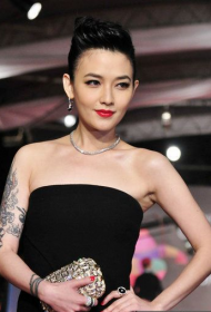 范晓萱手臂霸气的纹身图案