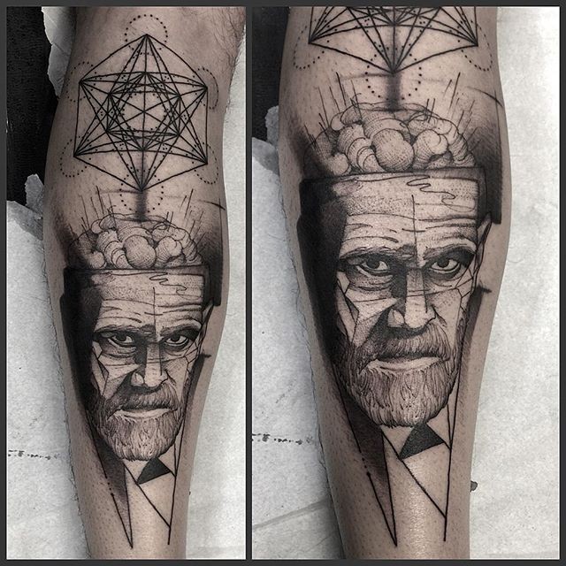 小腿黑色多种符号与男人肖像纹身图案