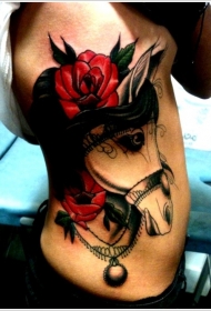 腰侧彩色老派风格设计马头纹身图案