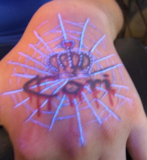 手背皇冠蜘蛛网荧光纹身图案