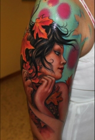 大臂可爱女孩肖像与枫叶纹身图案