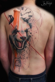 背部愤怒的熊猫头像与时钟纹身图案