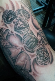 大臂内侧黑灰风格各种戒指纹身图案