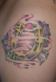 背部彩色马蹄铁与花朵纹身图片