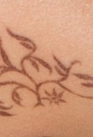非常小的棕色树纹身图案