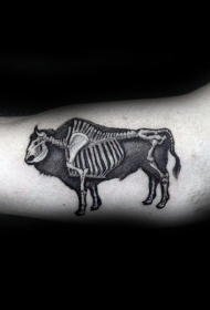 大臂黑色牛与骨骼肌纹身图案