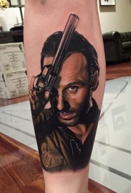 腿部彩色逼真的男人肖像纹身图片