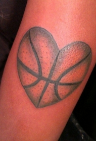 肩部灰色心形球纹身图案
