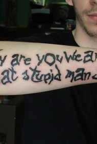 手臂个性独特的扭曲英文字母纹身图案