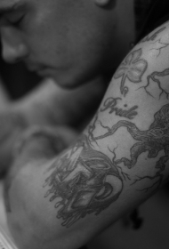 手臂黑色和白色的爱尔兰风格纹身图案