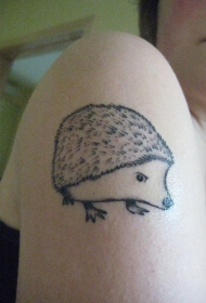 肩部简约黑白小刺猬纹身图案