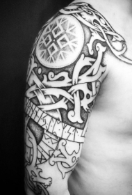 大臂黑色点刺中世纪装饰字母纹身图案
