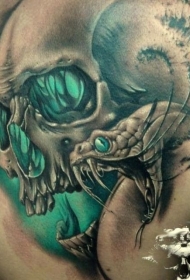 肩部绿眼骷髅与蛇纹身图案