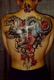 背部龙和红色的樱花纹身图案