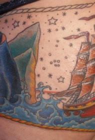 臀部彩色南极帆船与企鹅纹身图案