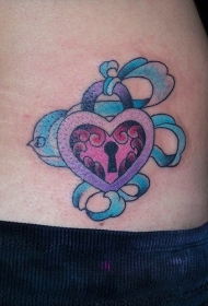 心形锁与蓝色丝带纹身图案