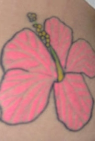 肩部粉红色的芙蓉花纹身图片