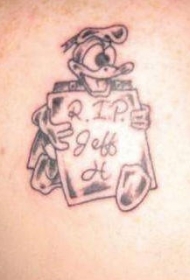 肩部黑色简约唐老鸭纹身图片