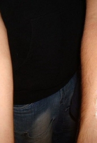 手臂兄弟之间的中国风黑色汉字纹身图案