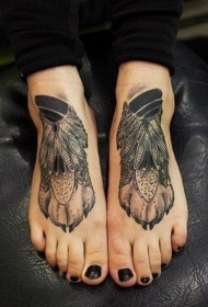 脚部黑色羽毛狼爪子纹身图案