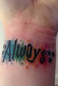 手臂多彩泼墨和黑色英文字母纹身图案