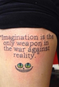 腿部彩色英文字母与柴郡猫的微笑纹身