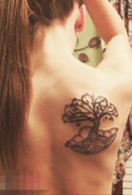 女生背部黑色素描生命树纹身图片