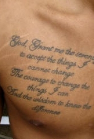 男性胸部黑色字符纹身图案